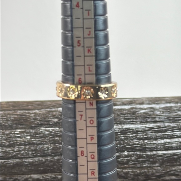 Elegant Gold Band with Intricate Design - Picture 3 of 6